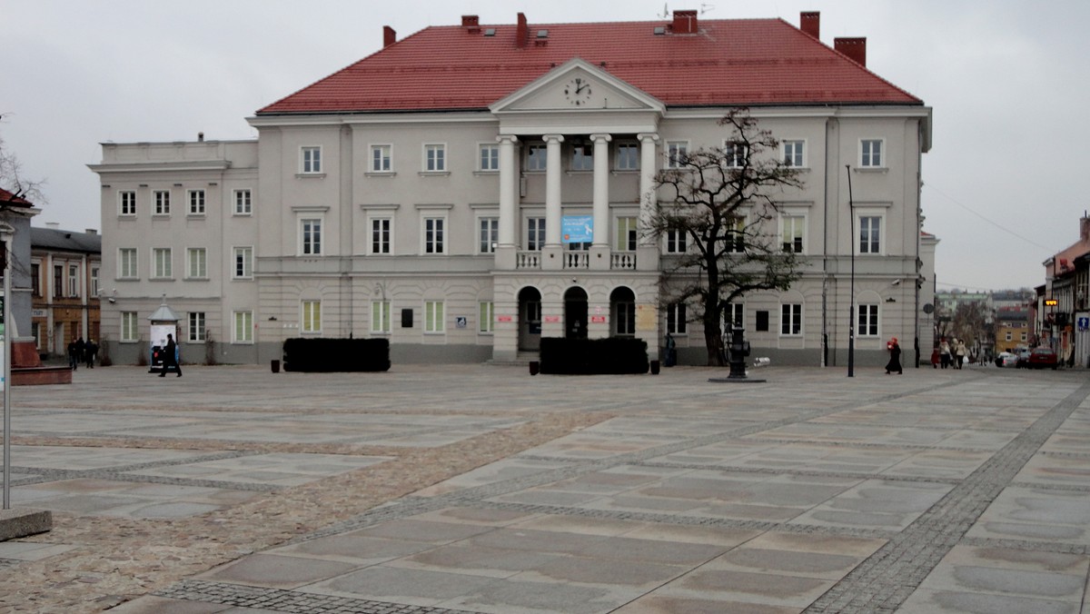 Prezydent Kielc zaprasza w ostatnią noc roku na "Sylwestra pod Gwiazdami", który odbędzie się na Rynku. Gwiazdą będzie zespół Video - podał portal um.kielce.pl.