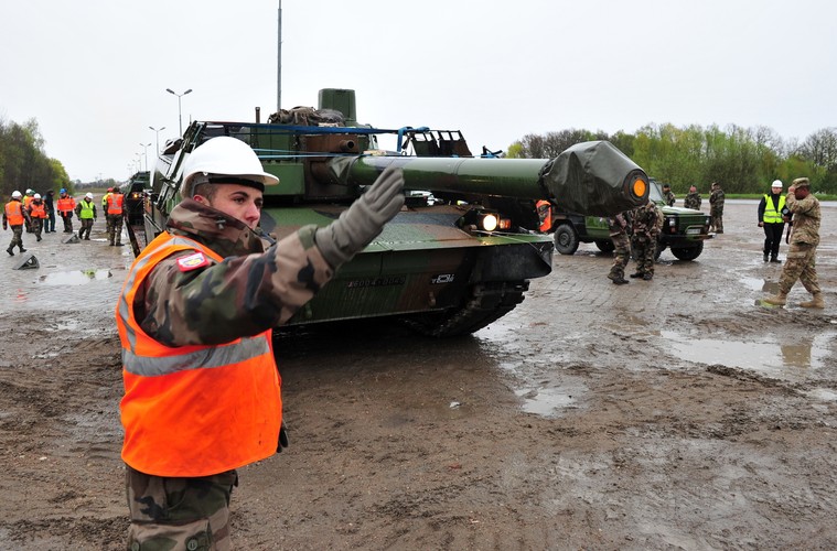 Francuscy żołnierze przyjechali do Polski w ramach planu działań na rzecz gotowości (Readiness Action Plan) przyjętego we wrześniu 2014 r. na szczycie NATO w walijskim Newport.
<br><br>
fot. (mr) PAP/Marcin Bielecki
