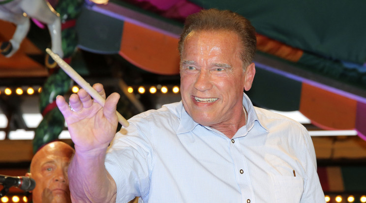 Arnold Schwarzenegger nagyon élvezte, hogy a zenekart és az éneklő tömeget is irányíthatta /Fotó: Northfoto 