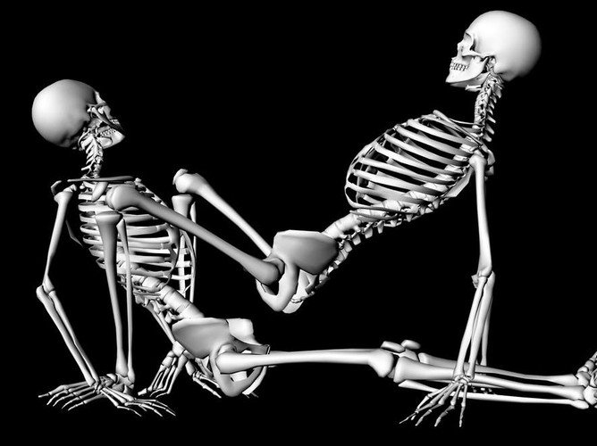 Pozycja seksualna Fuzja. Mężczyzna siada z wyprostowanymi nogami, kobieta znajduje się na nim i przechyla się nieco do tyłu. Partnerzy zwróceni są do siebie twarzami. W tej pozycji kobieta ma kontrolę nad głębokością i natężeniem penetracji.