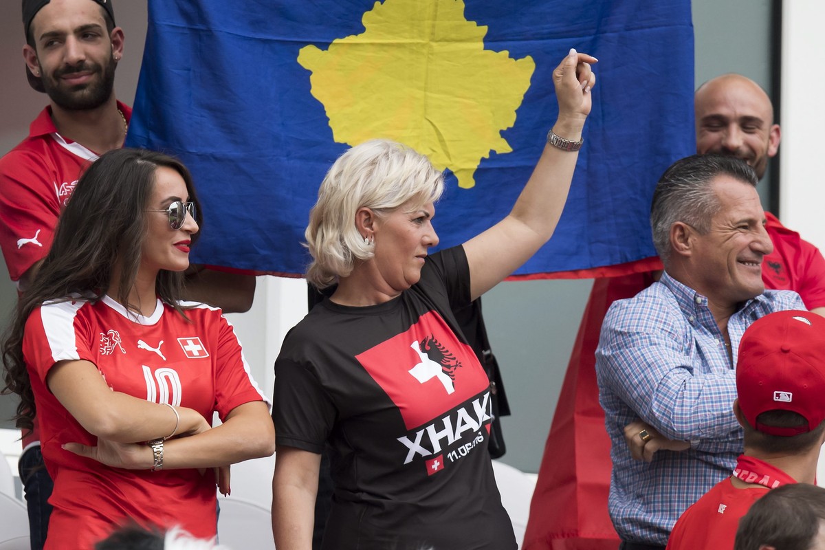 Matka braci Xhaka kibicowała obydwu synom w specjalnej koszulce