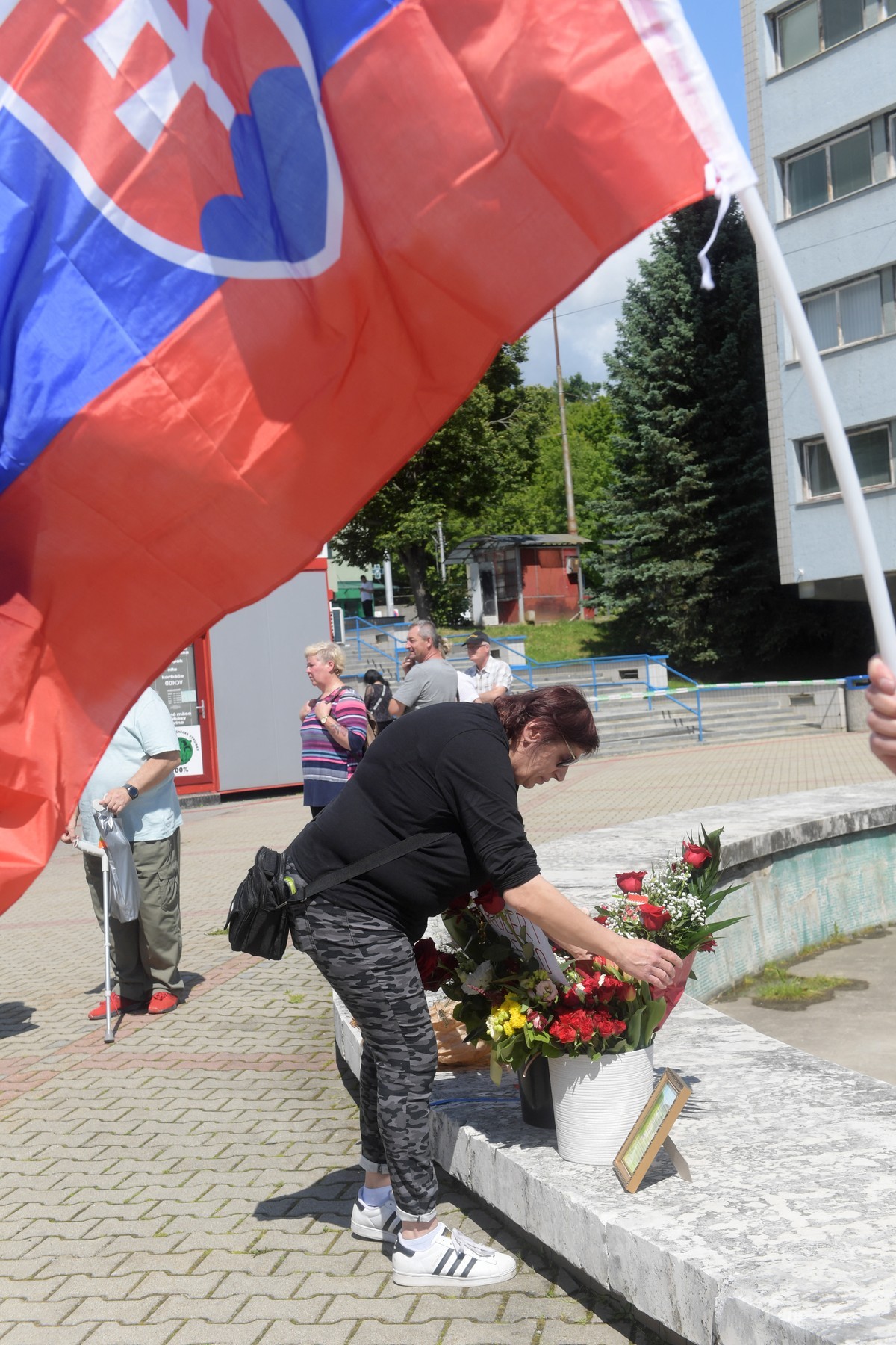 Pre banskobystrickou nemocnicou sa zhromaždilo niekoľko ľudí, aby vyjadrili podporu Robertovi Ficovi.