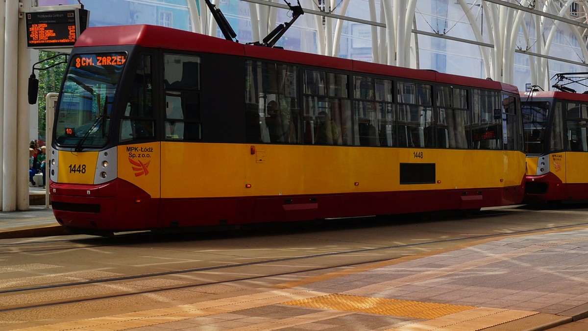 Zderzenie samochodu z tramwajem w Łodzi. Jedna osoba została ranna