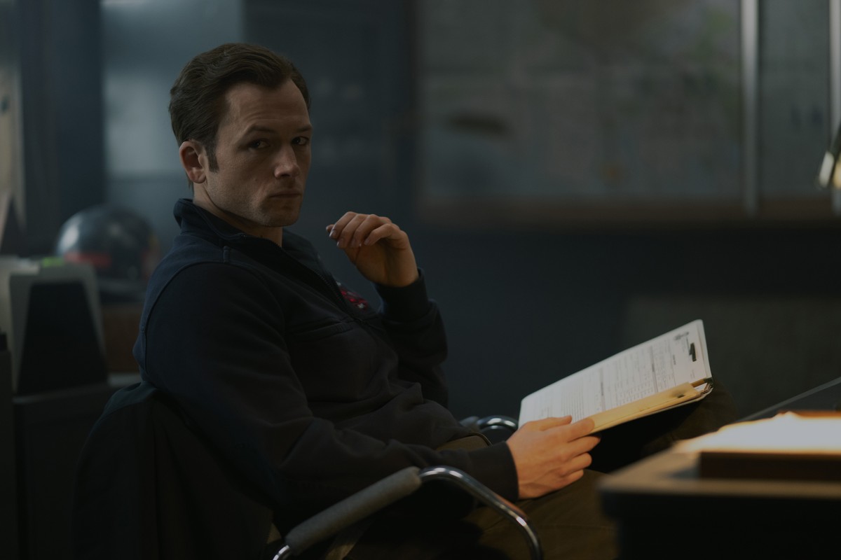 Taron Egerton w serialu "Dym"