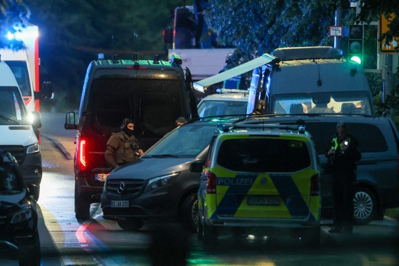 UPUCAO POLICAJCA, TROJE DECE DRŽAO KAO TAOCE! Državljanin Sr