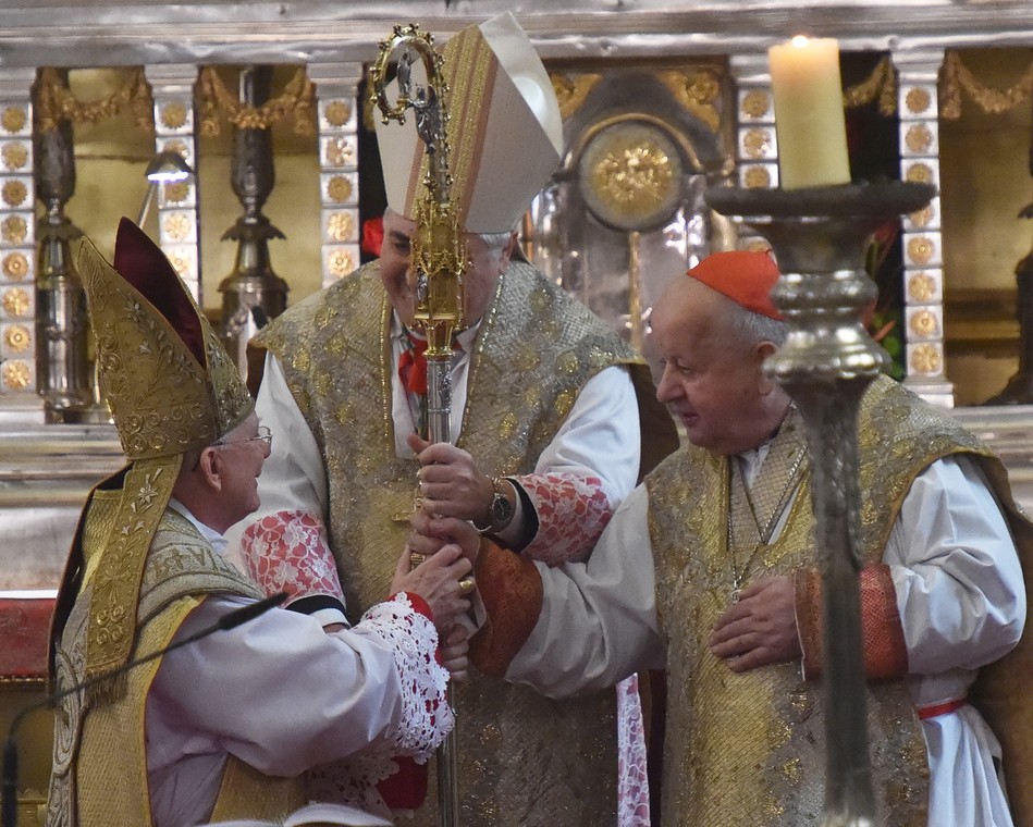 Abp Marek Jędraszewski w obecności nuncjusza abp. Salvatore Pennacchio przejmuje od kard. Stanisława Dziwisza władzę na terenie archidiecezji krakowskiej, Wawel, 28.01.2017 r., była to jedna z pierwszych nominacji Pennacchio w Polsce