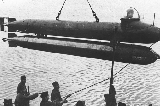 Wodowanie niemieckiej jednoosobowej torpedy Neger, lipiec 1944 r.