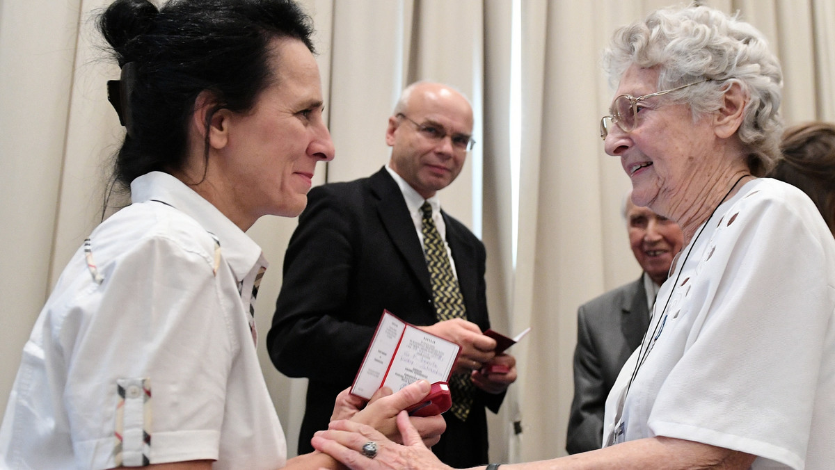 Dyrektorzy Muzeum POLIN prof. Dariusz Stola, Jolanta Gomula i Dorota Keller-Zalewska zostali we wtorek wyróżnieni honorowym członkostwem Polskiego Towarzystwa Sprawiedliwych wśród Narodów Świata. Odznaczenia wręczyła im w Hotelu Hilton w Warszawie prezes PTSwNŚ Anna Stupnicka-Bando.