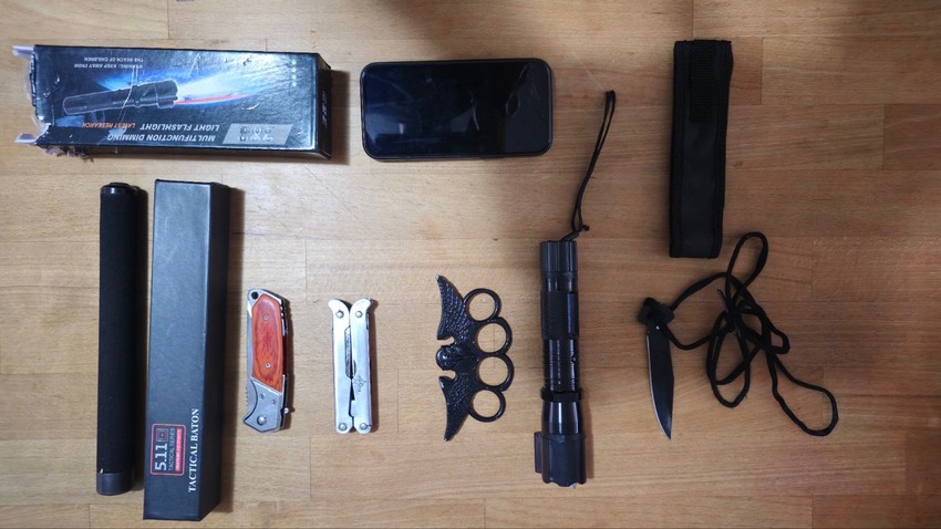 Predmeti koji su zaplenjeni tokom pretresa