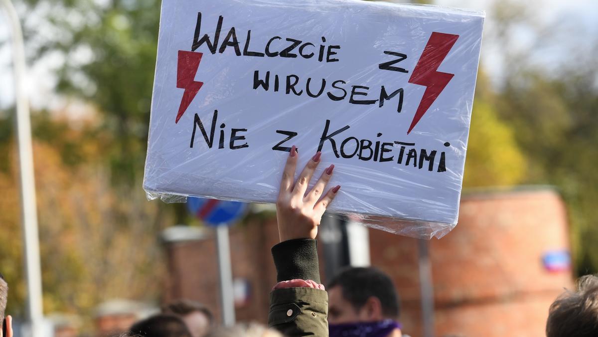 Piekło kobiet. Ogólnopolskie protesty ws. wyroku Trybunału Konstytucyjnego 