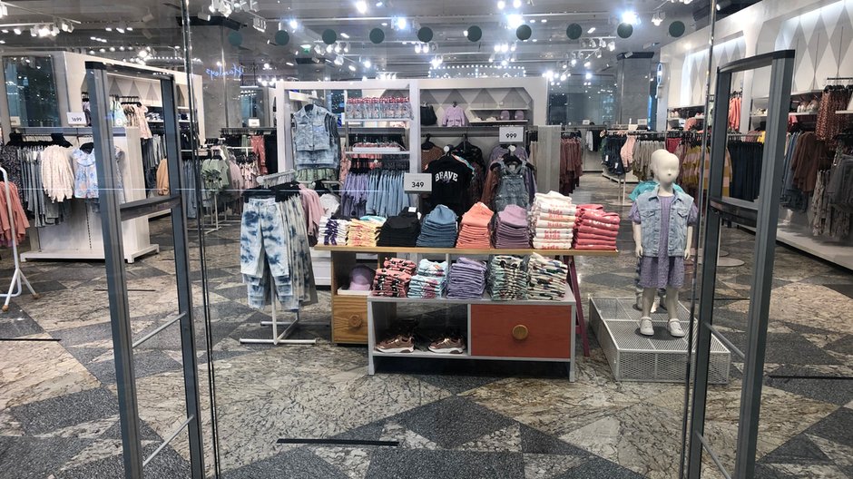 H&M wycofuje się z Rosji i wyprzedaje asortyment. Polka w Moskwie: ludzie czekali na próżno