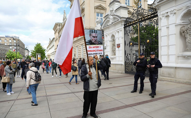 Zwolennicy i przeciwnicy Tuska starli się przed UW na transparenty i okrzyki. Obie grupy rodzieliła policja
