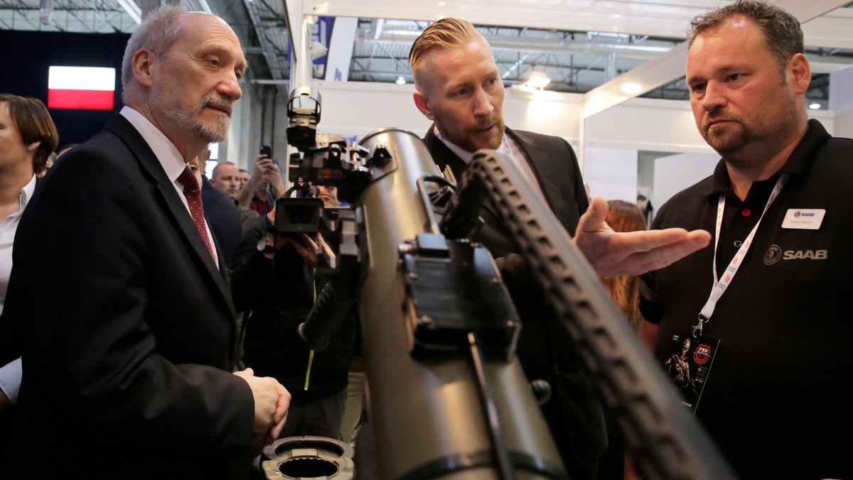 Minister obrony narodowej Antoni Macierewicz na jednym ze stoisk firm zbrojeniowych