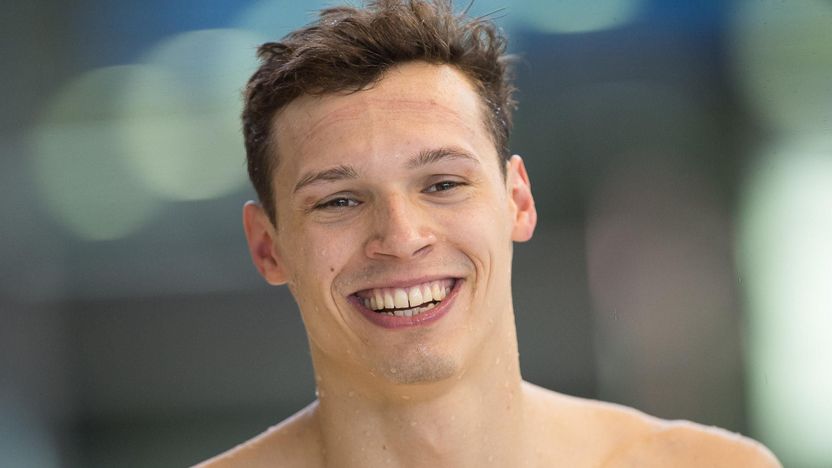 W kadrze pływaków są zawodnicy, którzy mają w dorobku znacznie większe sukcesy niż Kacper Majchrzak. Jednak to właśnie 24-letni kraulista z Poznania wydaje się być wiodącą postacią reprezentacji, która już w sobotę rozpocznie zmagania o olimpijskie medale. Znak rozpoznawczy to uśmiech od ucha do ucha, który bardzo rzadko znika z jego twarzy.