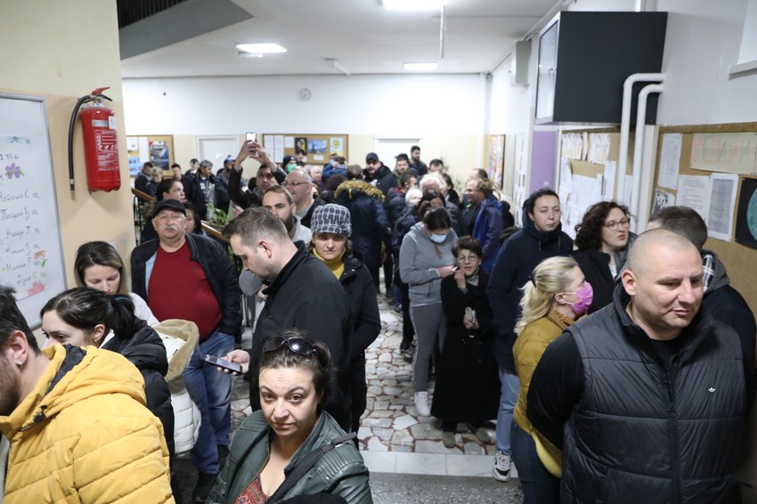 Redovi su još veliki na brojnim glasačkim mestima
