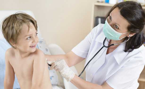 Pediatra osłuchuje płuca dziecka; badanie stetoskopem
