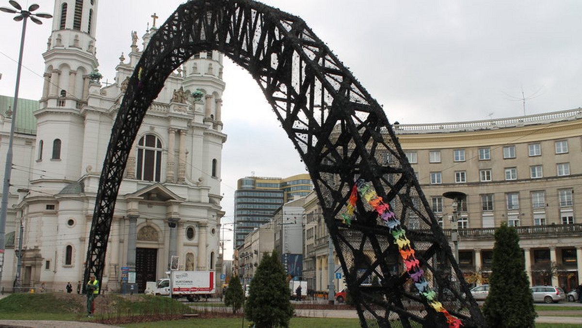 "Wydawało się, że ujęcie sprawców będzie proste. Jednak proces w sprawie podpalenia Tęczy niedawno został umorzony. Skoro nieuchronną nie może być kara, niech nieuchronną będzie odbudowa Tęczy – ten ostatni raz" - pisze Julita Wójcik, autorka stołecznej Tęczy. Gdańska artystka zachęca do wspólnej pracy przy odbudowie instalacji.