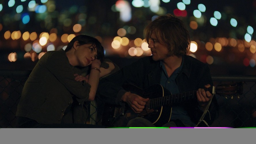 Anne Hathaway i Johnny Flynn w filmie 'Song One'
