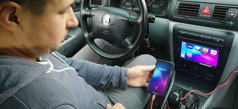 Jak podłączyć telefon w samochodzie? Typowe problemy