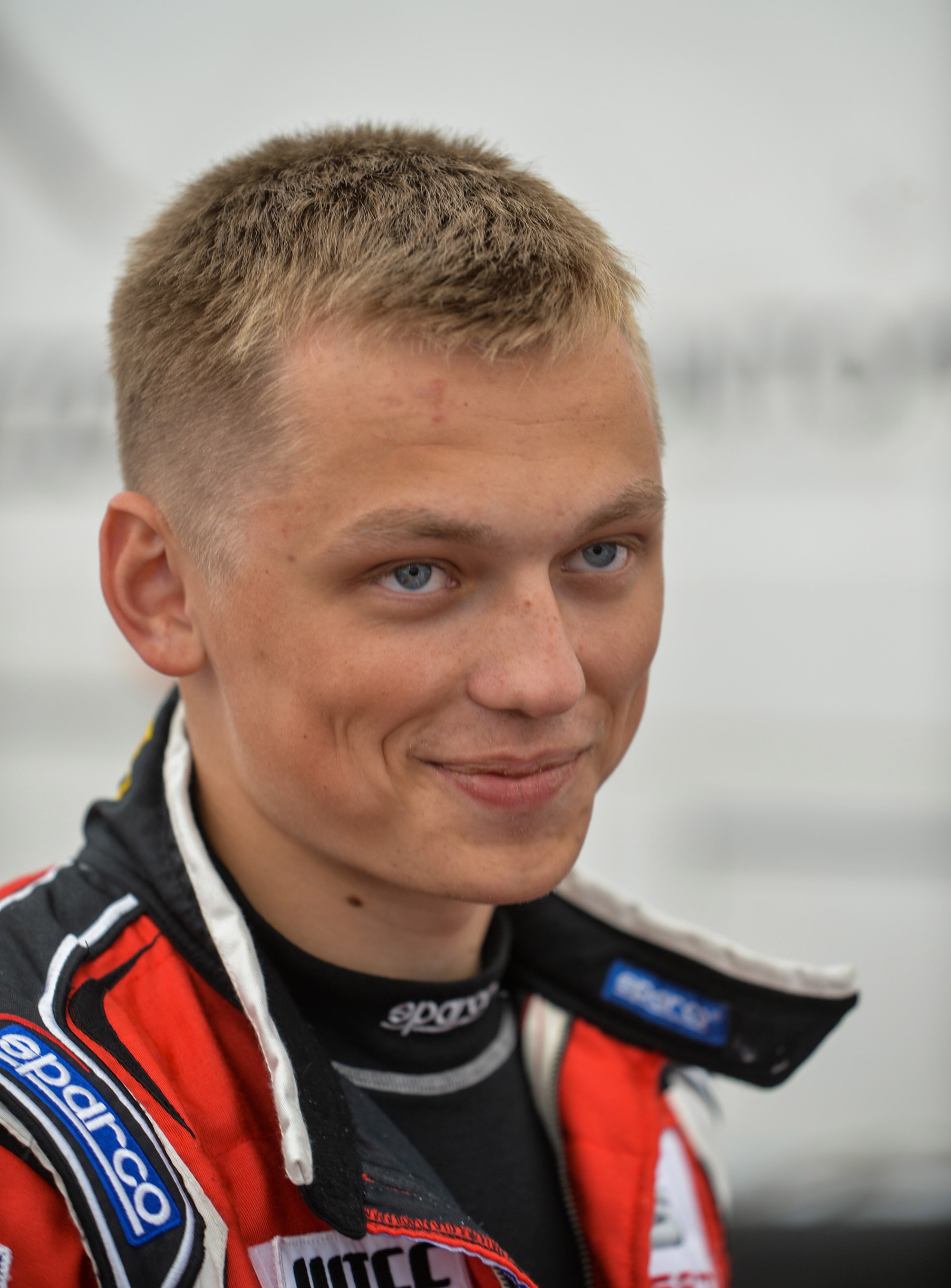 Automobilový pretekár Matej Homola.
