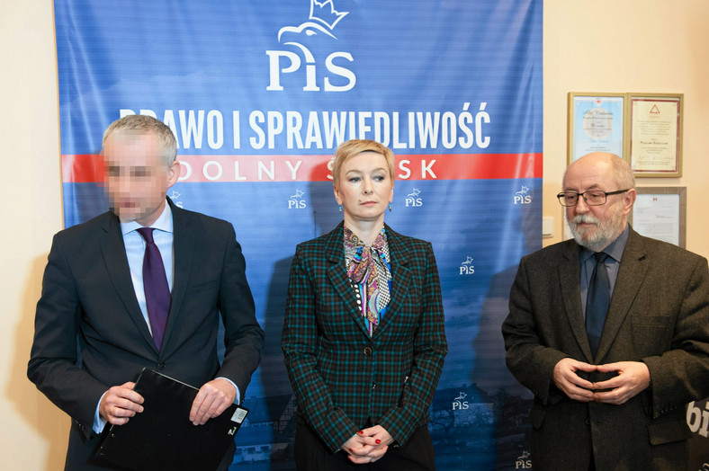 Piotr B. (pierwszy z lewej) w 2016 r. z obecnymi parlamentarzystami PiS Mirosławą Stachowiak-Różecką oraz Jackiem Światem.