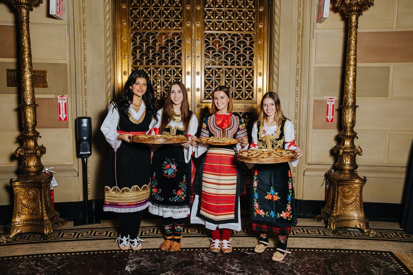 Goste su dočekale devojke u tradicionalnim nošnjama