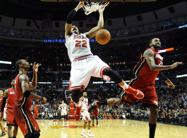 Gracz Chicago Bulls wkłada piłkę do kosza