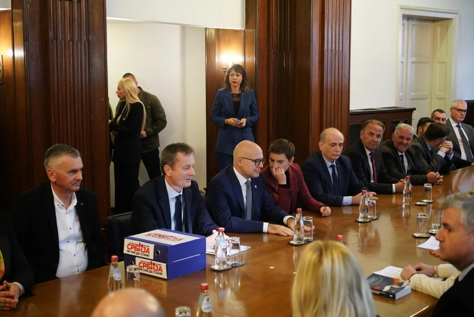 Prvi na listi SNS-a je lider stranke Miloš Vučević