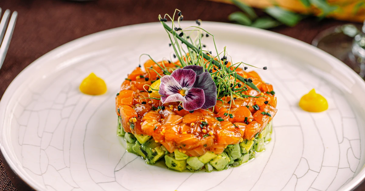 Tatar morski, elegancka, szybka przekąska na sylwestrowe przyjęcie. Podajemy przepis