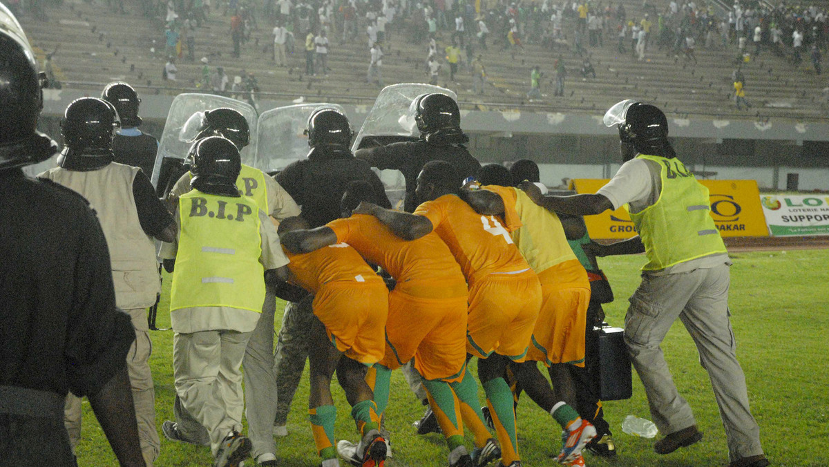 Piłkarska reprezentacja Senegalu została zdyskwalifikowana przez Afrykańską Konfederację Piłkarską (CAF) w związku z bójkami na stadionie do jakich doszło w meczu z Wybrzeżem Kości Słoniowej.