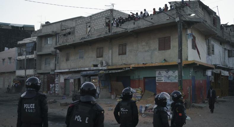 Des policiers anti-émeutes dans les rues de Dakar ce 3 juin 2023 AP Photo-Leo CorreaDAKAR