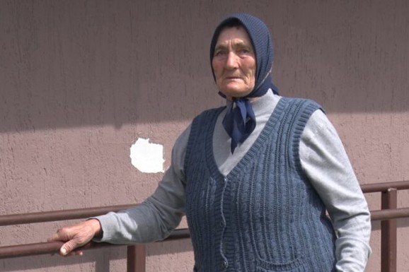 (FOTO) "Nije lako, ali ja kao majka dok sam živa neću odustati": Milica (75) čuva i pazi svoja dva bolesna, nepokretna sina u zabačenom selu kod Prijepolja