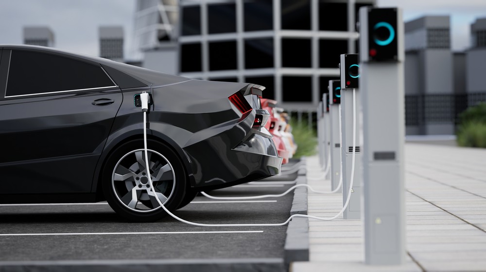 Rad elektromobilov pri nabíjacej stanici na európskej diaľnici.