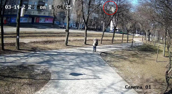 Atak na Kijów. Rakieta uderzyła w trolejbus. NAGRANIE