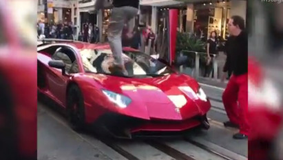 Felháborító: méregdrága Lamborghini autón futott át egy fiatal - videó