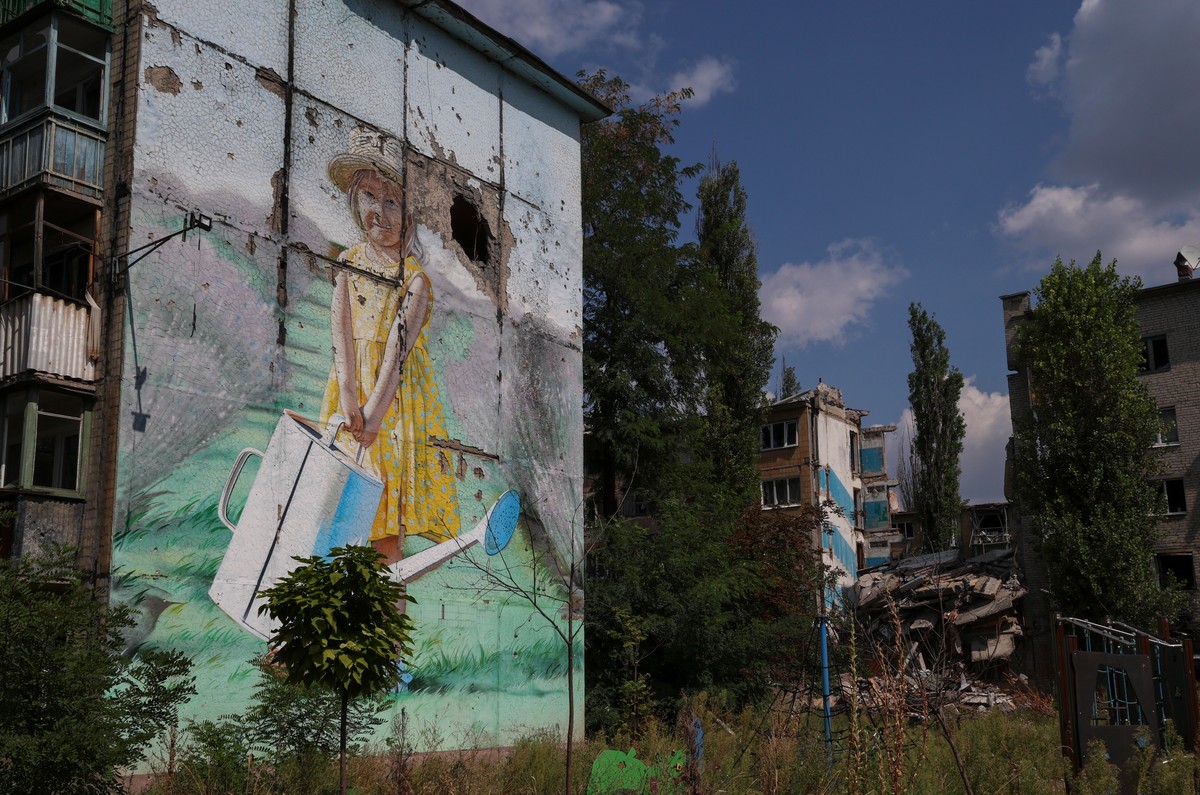 Uszkodzony mural w pobliżu linii frontu w obwodzie donieckim na Ukrainie