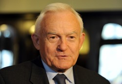 Leszek Miller krytykuje Donalda Tuska: Premier kupuje czas