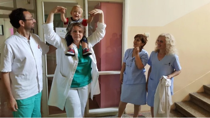 Ognjen sa medicinskim sestrama i dr Vekovićem i dr Sekulović, za koje mama kaže: "Da nije bilo njih, ne bi danas bilo ni mog Ognjena"F