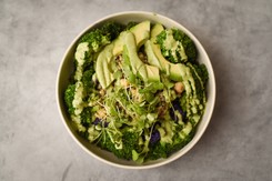 Sałatka 'zielona bogini' to przebój w sieci. Pyszna i chrupiąca. Tak robi ją Jasiek Kuroń