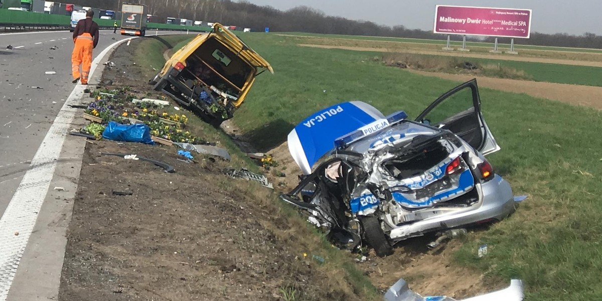 Staranowany radiowóz. Dwaj policjanci ciężko ranni