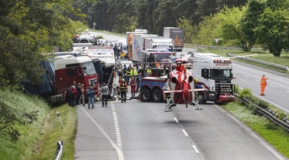 Magyar buszbaleset Szlovákiában: 8 sérült kritikus állapotban van