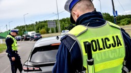 okrągła naklejka na auto to obowiązek. klamka zapadła, oto zmiany dla kierowców