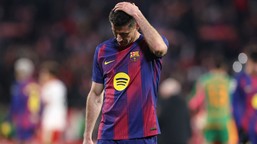 robert lewandowski trenował w masce. wygląda prawie jak zorro