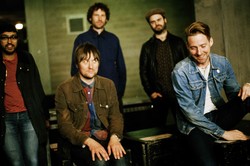 Kaiser Chiefs melodyjnie o wojnie, samotności i dorastaniu