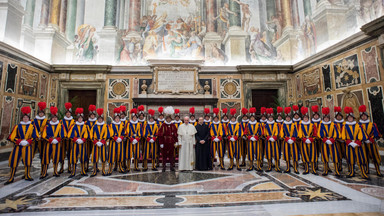 Gwardia Szwajcarska w Watykanie ma nowe hełmy