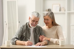 Jakie ulgi i zniżki przysługują seniorom po 60., 70. i 75. roku życia? [LISTA]