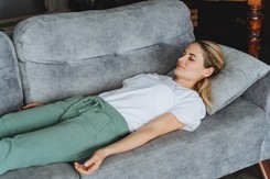 Na dobry sen, relaks i stres. Czym jest joga nidra?