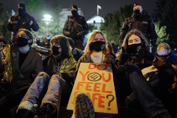 Pod Sejmem protestowano przeciw wypowiedzeniu konwencji stambulskiej