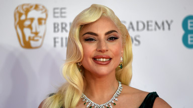 Lady Gaga zadała szyku na gali rozdania nagród BAFTA 2022. Salma Hayek w zmysłowych koronkach