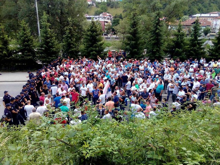 Protest malinara Prijepolje, blokada magistrale